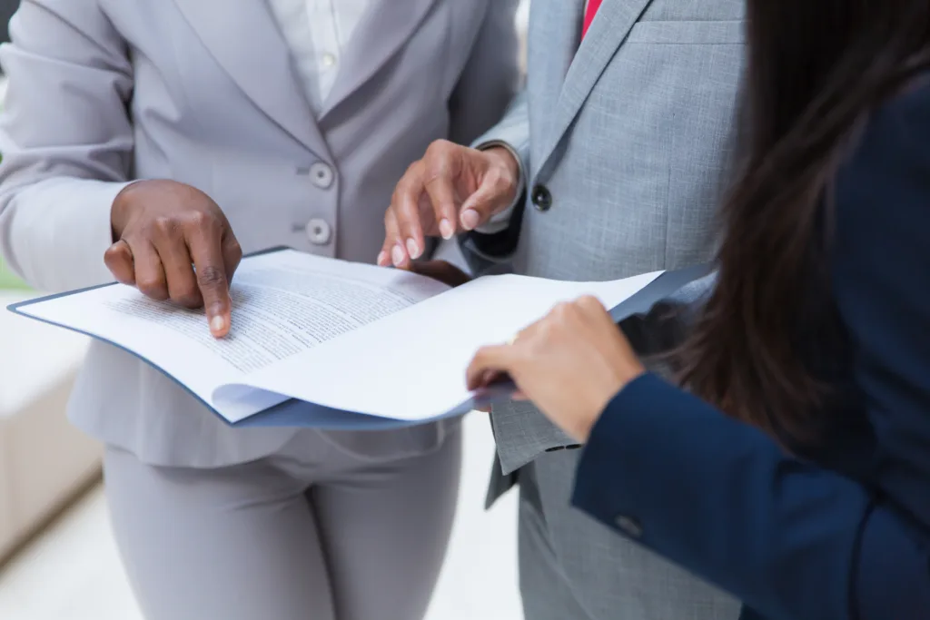 Colaboradores conferindo um contrato.